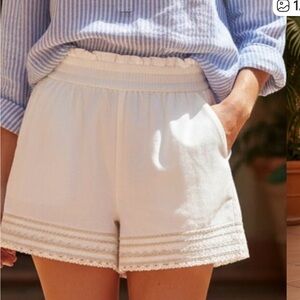 TUCKERNUCK White
Embroidered Alex Shorts Size
L NWT spring vacay summer costal